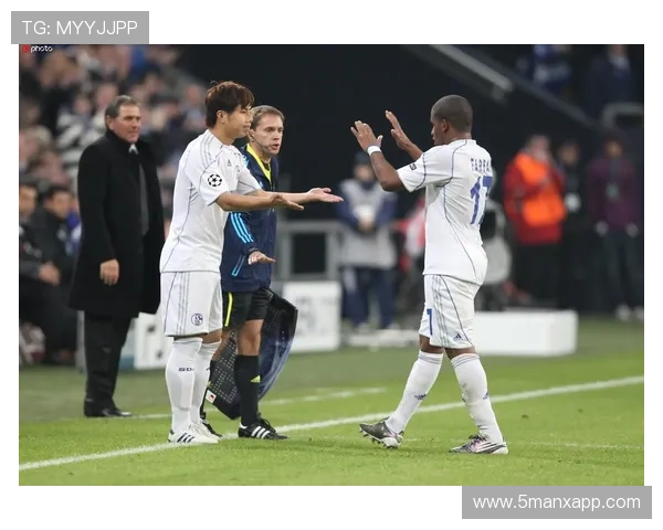 先诞生的足球明星们如何影响了后辈球员的成长与发展之路