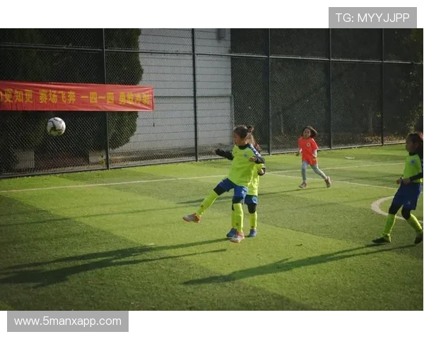 儿童与足球明星亲密合影展现梦想与希望的美好瞬间